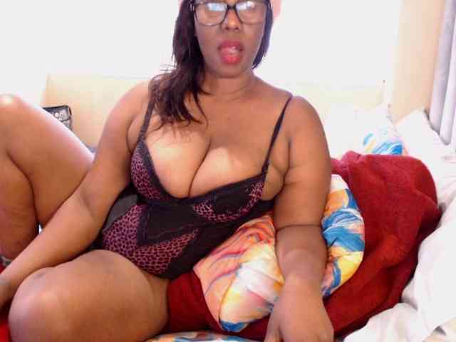 JUICYBOOBS36DD webcam