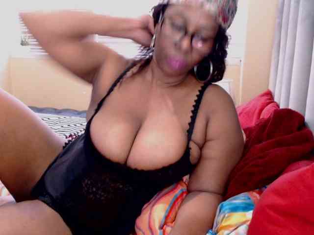 JUICYBOOBS36DD webcam