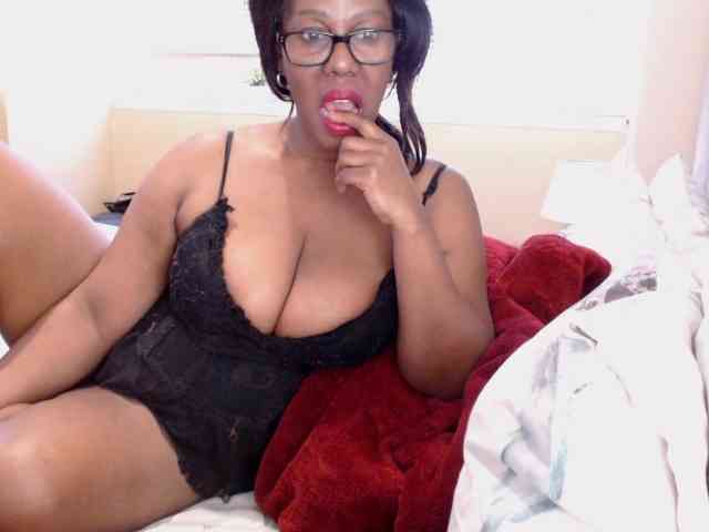 JUICYBOOBS36DD webcam
