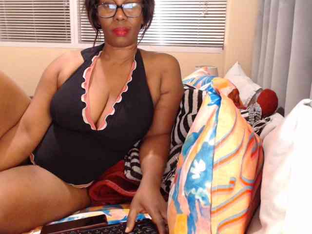 JUICYBOOBS36DD webcam