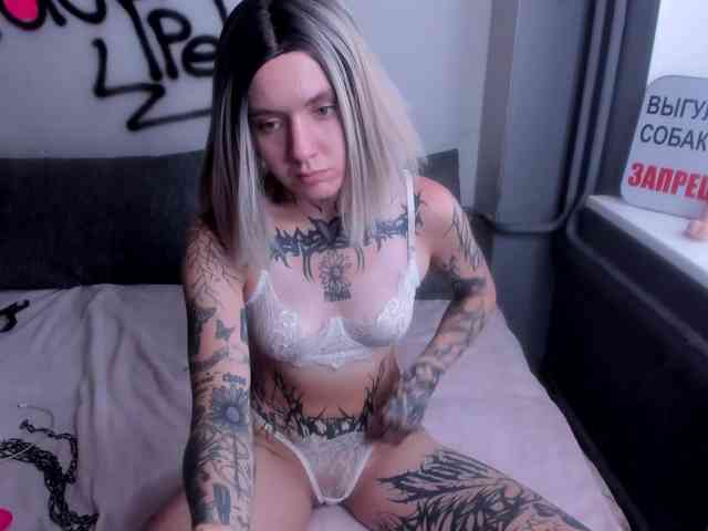MonikaLowww webcam