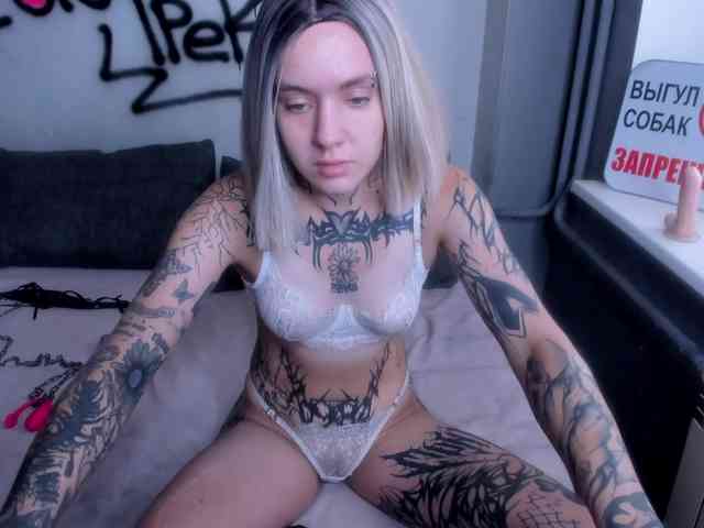 MonikaLowww webcam