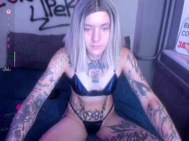 MonikaLowww webcam