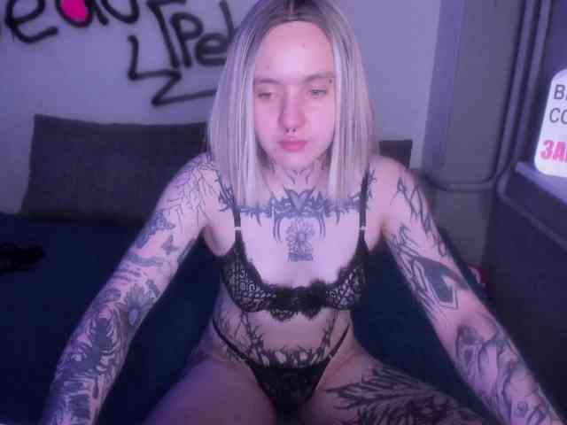 MonikaLowww webcam