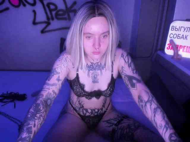 MonikaLowww webcam