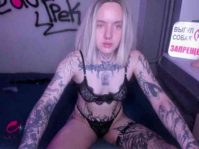 MonikaLowww webcam