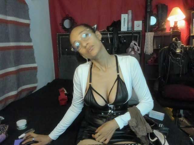 Ameliemartinez live cam on BongaCams
