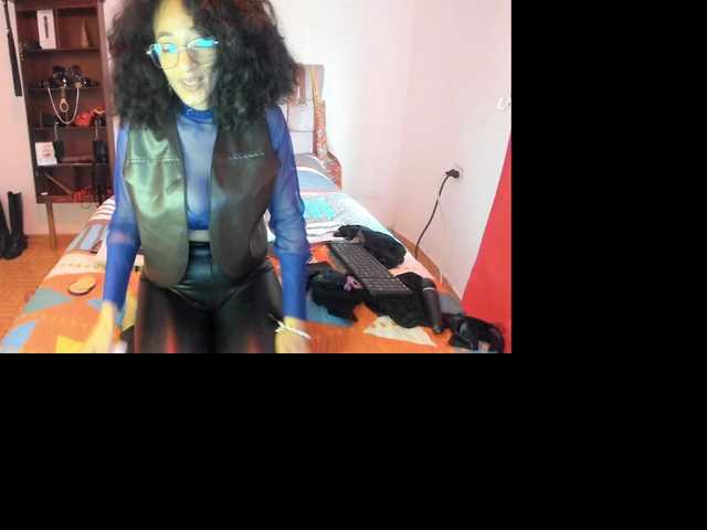 Ameliemartinez live cam on BongaCams