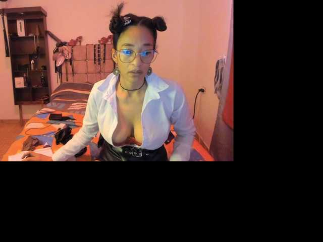 Ameliemartinez Cam en directo en BongaCams