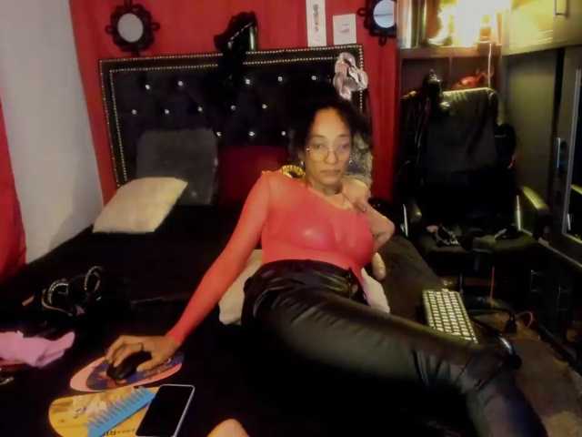 Ameliemartinez live cam on BongaCams