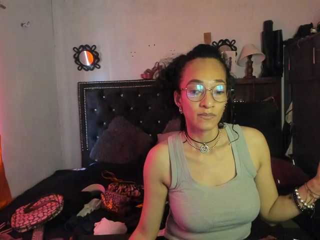 Ameliemartinez live cam on BongaCams