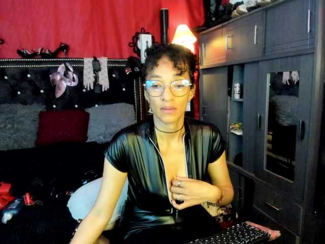 Ameliemartinez live cam on BongaCams
