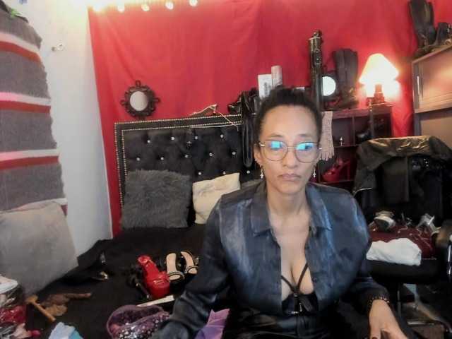 Ameliemartinez live cam on BongaCams