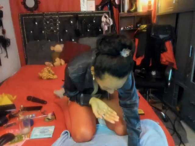 Ameliemartinez live cam on BongaCams