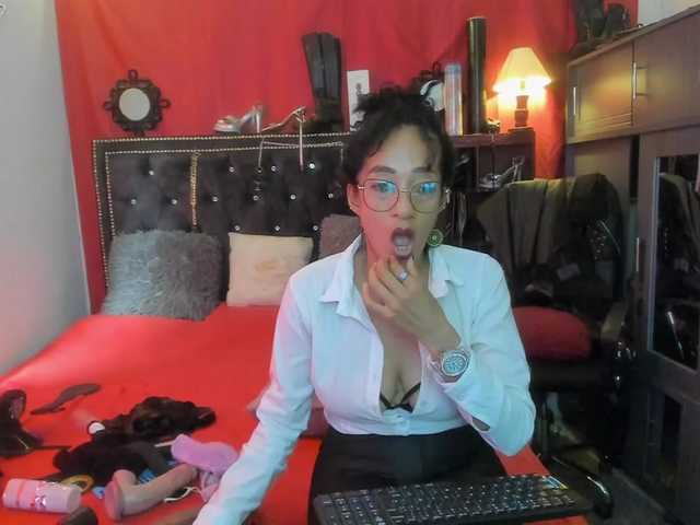 Ameliemartinez live cam on BongaCams