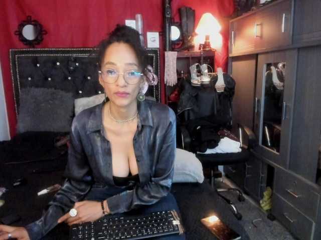 Ameliemartinez live cam on BongaCams