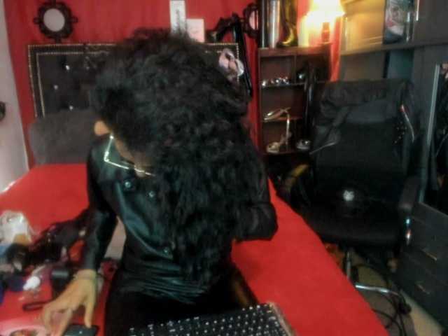 Ameliemartinez, en directo ahora en BongaCams