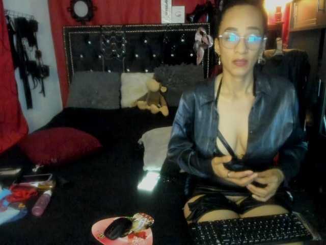 Ameliemartinez live cam on BongaCams