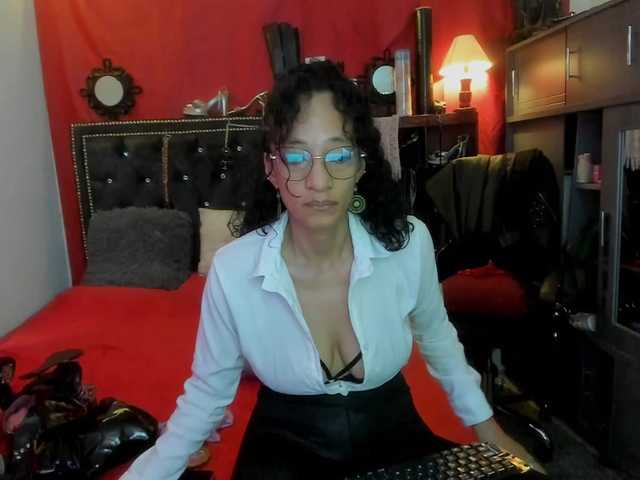 Ameliemartinez live cam on BongaCams