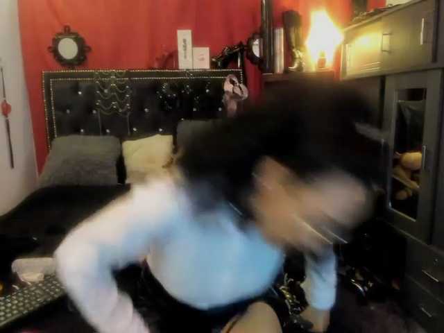 Ameliemartinez live cam on BongaCams