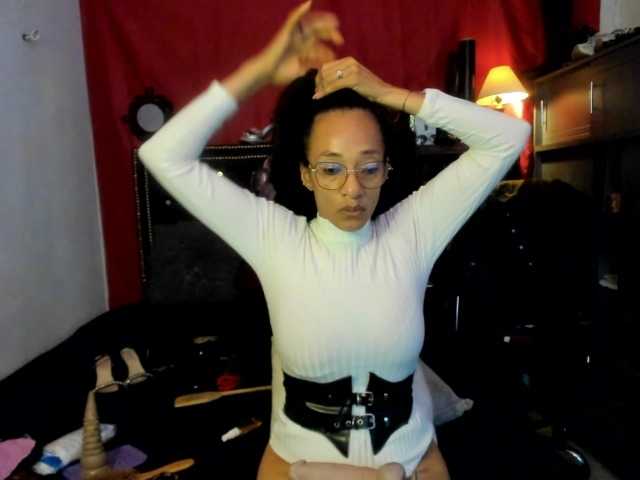Ameliemartinez live cam on BongaCams
