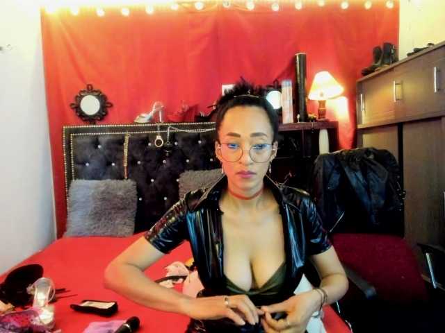 Ameliemartinez live cam on BongaCams