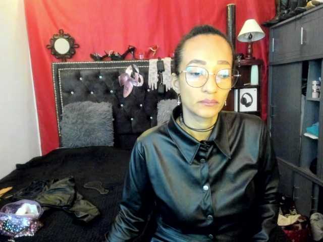Ameliemartinez live cam on BongaCams