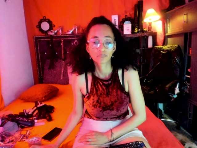 Ameliemartinez live cam on BongaCams