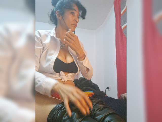 Ameliemartinez Live Cam on BongaCams