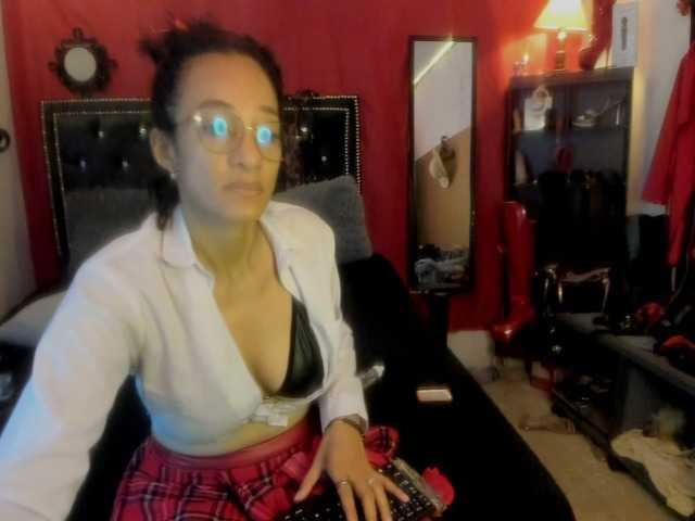 Ameliemartinez live cam on BongaCams