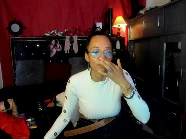 Ameliemartinez live cam on BongaCams