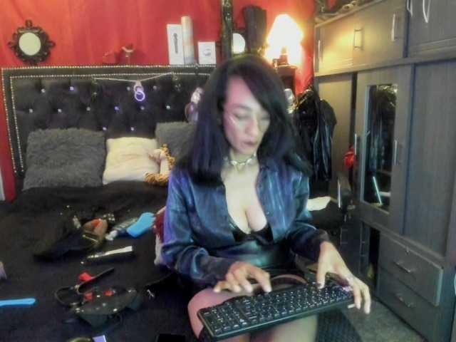 Ameliemartinez live cam on BongaCams