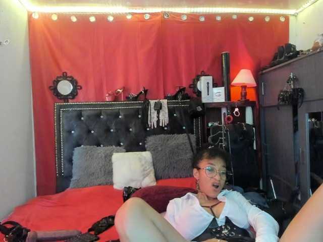 Ameliemartinez live cam on BongaCams