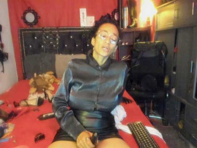 Ameliemartinez live cam on BongaCams