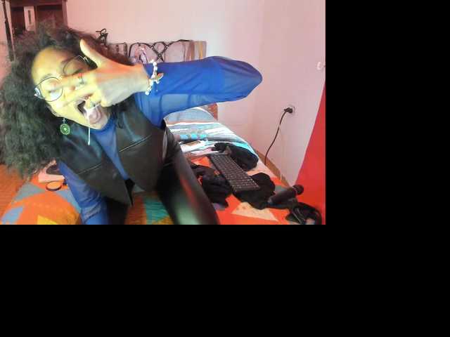 Ameliemartinez live cam on BongaCams