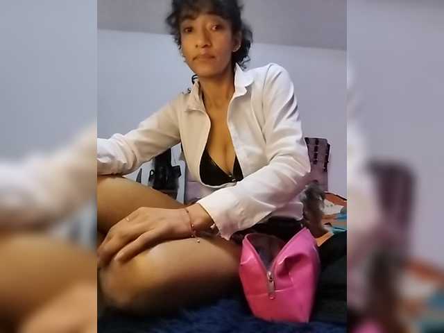 Ameliemartinez Live Cam and Statistics on UnifiedCams