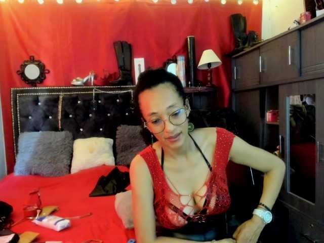 Ameliemartinez live cam on BongaCams