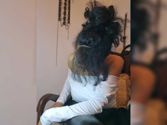 le modèle Ameliemartinez est en webcam porno dans un show sur le site bongacams, il possède les tags suivants: Latino/Hispanic,Brunette,Trimmed