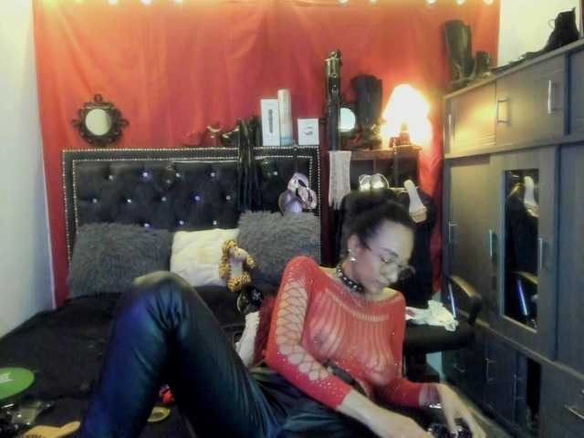 Ameliemartinez live cam on BongaCams