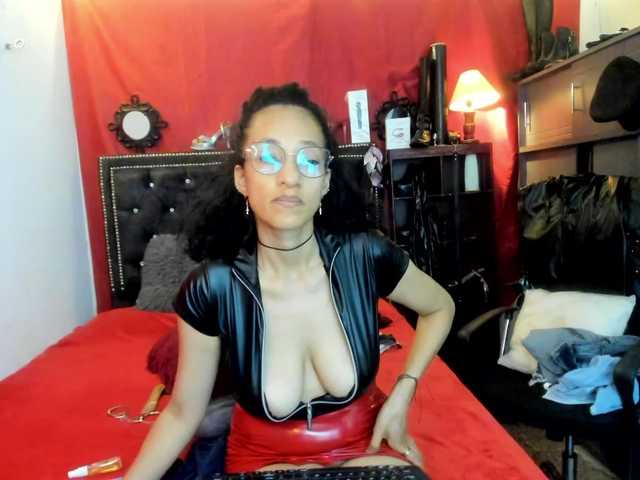 Ameliemartinez live cam on BongaCams