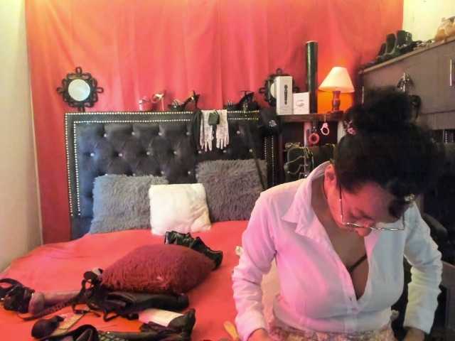 Ameliemartinez live cam on BongaCams