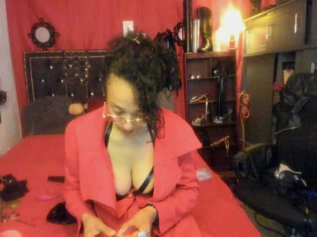 Ameliemartinez live cam on BongaCams
