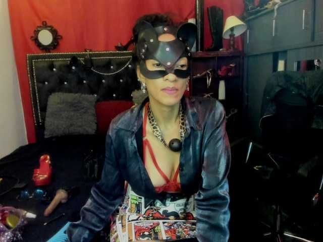 Ameliemartinez live cam on BongaCams