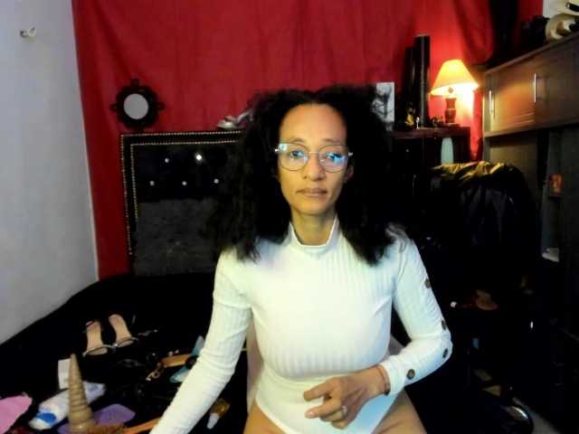 Ameliemartinez live cam on BongaCams