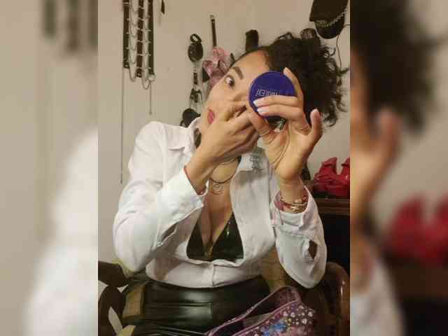 Ameliemartinez webcam