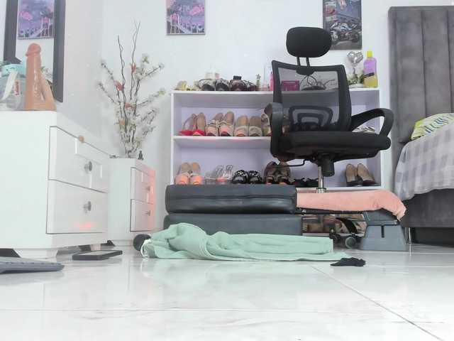 AlexiaSilver live webcam show