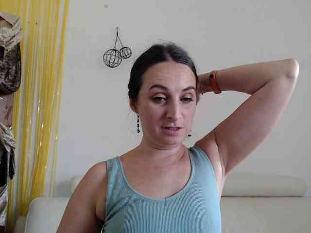 Modella: UWillMarryMyAss