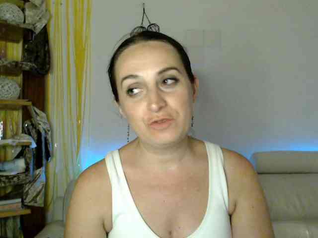 Modella: UWillMarryMyAss