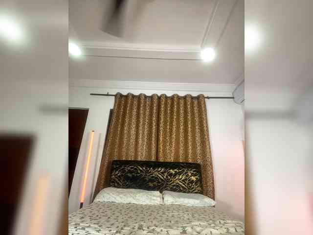 Zola_Nooryi webcam