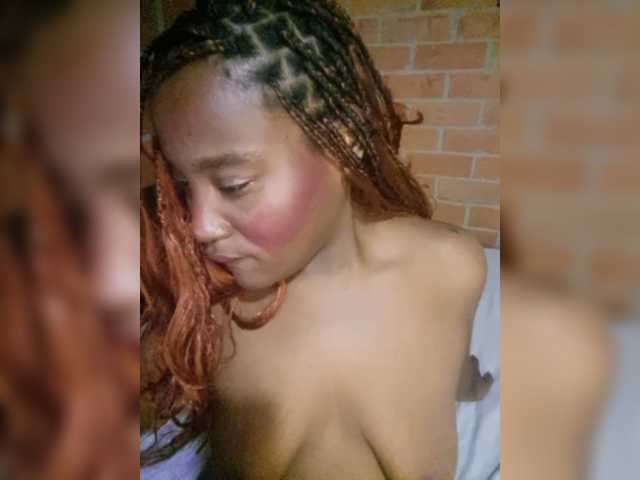 EmiliAddams live cam on BongaCams